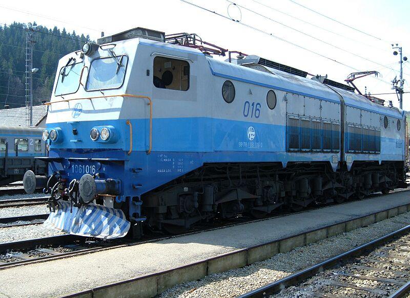 Die 3000 V Gleichstrom-Lok 1061 016 kommt zurck und wird an den Zug nach Rijeka gekoppelt. Von den 6 von mir fotografierten Loks der Baureihe 1061 haben 2 die glatte Stirnwand mit 2 Fenstern (1061 005 & 016) und 4 die 2x geknickte Stirnwand mit 3 Fenstern (1061 001, 015, 102 & 108).