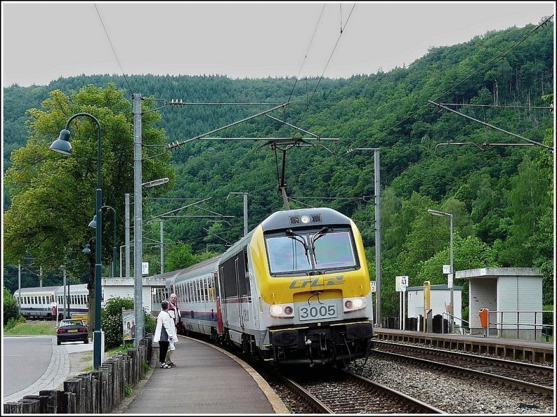 Die 3005 war immer an die SNCB vermietet und war vornehmlich auf der Strecke Luxemburg-Br�ssel anzutreffen, dort scheint sie aber nicht mehr gebraucht zu werden. Sie ist jetzt wieder �fter auf der Strecke Luxemburg-Liers unterwegs, so auch am 06.06.09, als sie mit dem IR Liers-Luxemburg an der Haltestelle Drauffelt ankommt. (Jeanny)