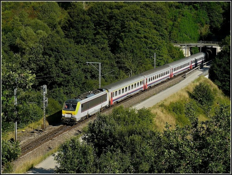 Die 3015 mit dem IR Luxemburg-Liers am Haken hat soeben den Tunnel in der Nhe von Lellingen verlassen und fhrt auf dem eingleisigen Streckenabschnitt in Richtung Wilwerwiltz. Das Bild wurde am 05.08.09 vom Aussichtspunkt  Geeselee  aufgenommen. (Hans)
