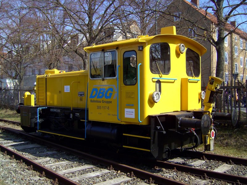 Die 305 117 am 24.03.2008 beim Diesellokfest im Bahnpark Augsburg. 