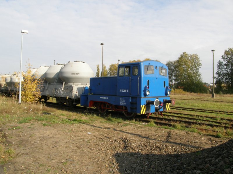 Die 312 286 der Warener Eisenbahnfreunde ist am 15.10.2008 mit Rangierarbeiten im Bahnhof Neustrelitz Sd beschftigt. Alle 2 Wochen kommt ein Zementzug nach Neustrelitz und wird im Sdbahnhof entladen. Am 15.10. wurden ein paar andere Wagen an die Ladestrae rangiert. Dies ist die einige planmige Nutzung des Bahnhofes.
