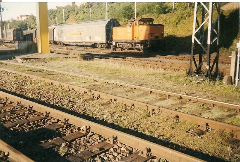 Die 346 467 bei Rangierarbeiten am 24.10.1996 im damaligen Fhrhafen Sassnitz.