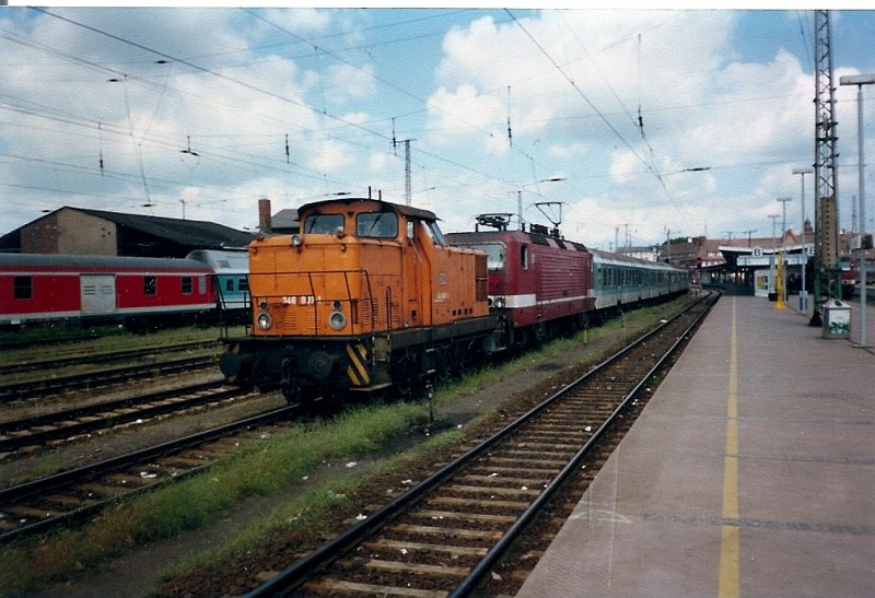 Die 346 807 in DR-Farben beim Rangieren im Stralsunder Hbf wird man wohl nicht mehr erleben.Im Juni 1999 bekam ich Sie vor die Linse.