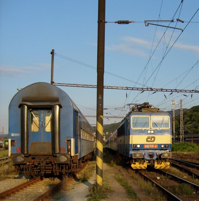 Die 362 118-2 kommt mit Schnelzug 616 Krusnohor aus Prag ins Bahnhof Usti nad Labem zapad. (30. 8. 07)