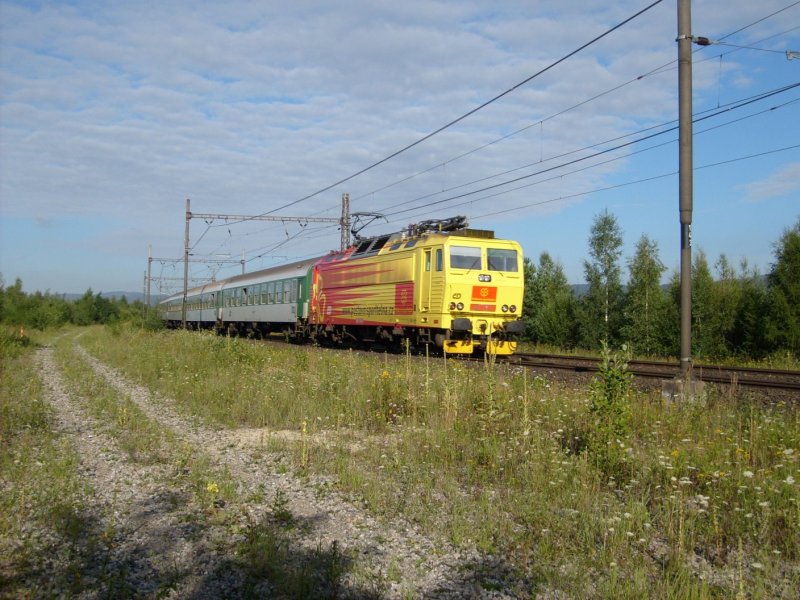 Die 362 119 (Postovni sporitelna) mit Schnellzug R 707 Hradistan fhrt im Morgensonnenschein zwischen Chomutov und Most.