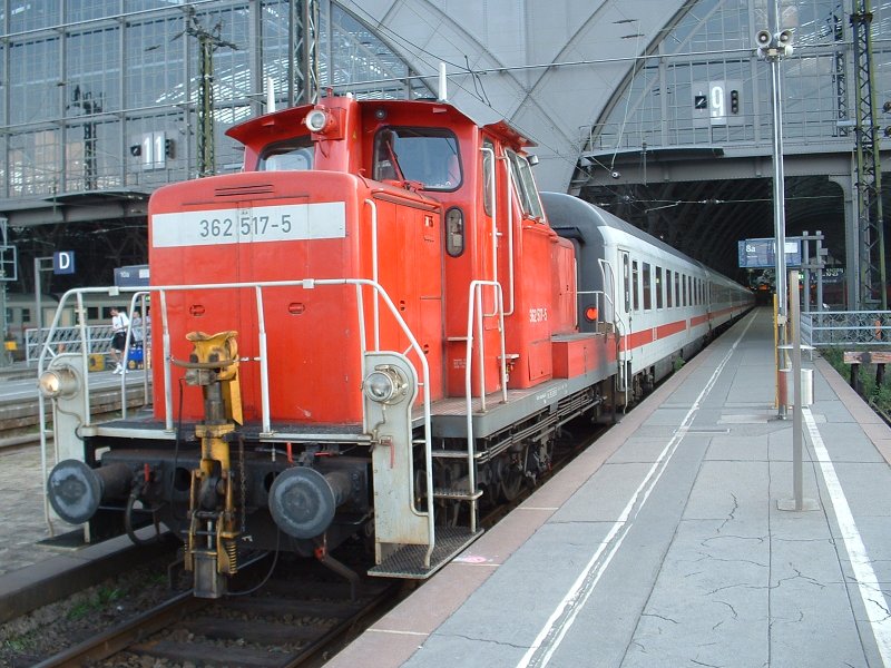 Die 362 517-5 bringt den IC 1953 (Frankfurt-Leipzig) nach dessen Ankunft in Leipzig Hbf auf das Abstellgleis.
Augenommen am Fr. 21.07.2006 17:29