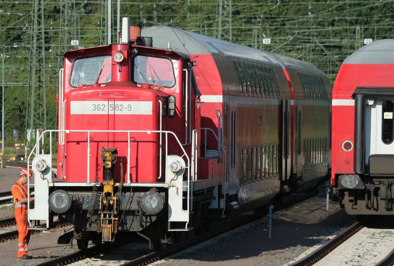 Die 362 582-9 rangiert Dostos durchs BW Aachen am 04.08.2009