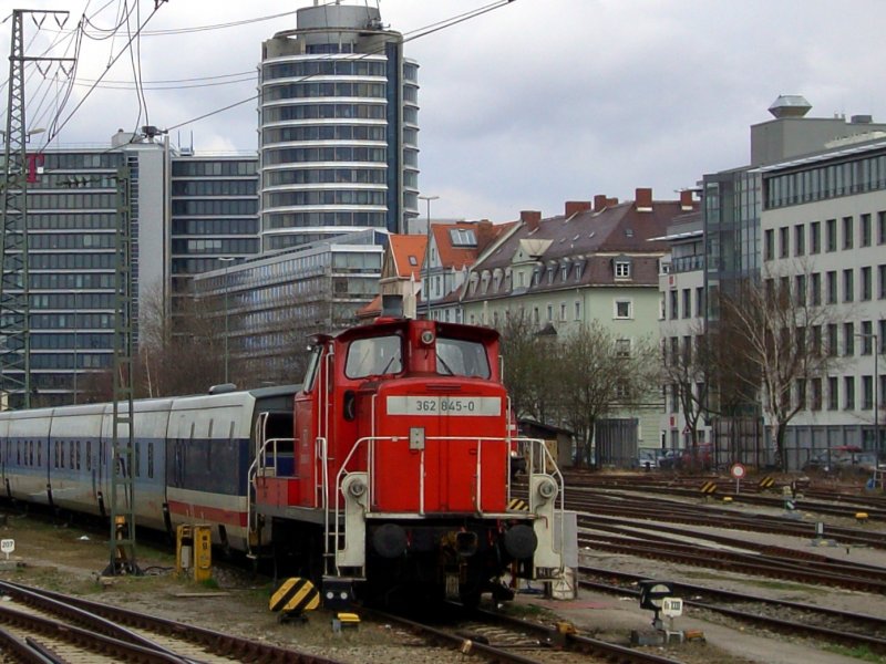 Die 362 845 am 23.03.2008 mit einem Talgo Zug in Mnchen Ost. 