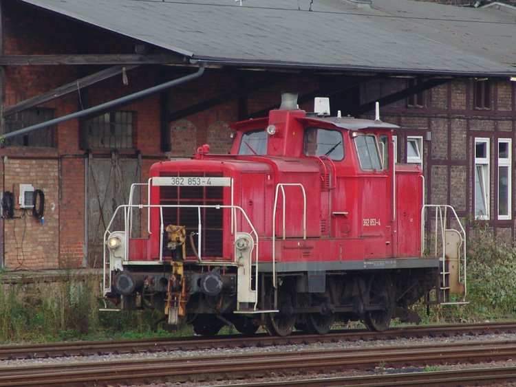 Die 362 853-4 wartet auf Arbeit im Stralsunder Hbf.Aufgenommen am 22.08.06 im Bahnhof Stralsund