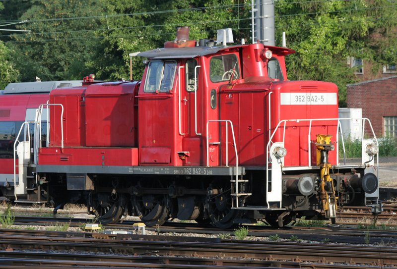 Die 362 942-5 wartet im BW Aachen HBF auf neue Aufgaben, aufgenommen am 26.07.2009