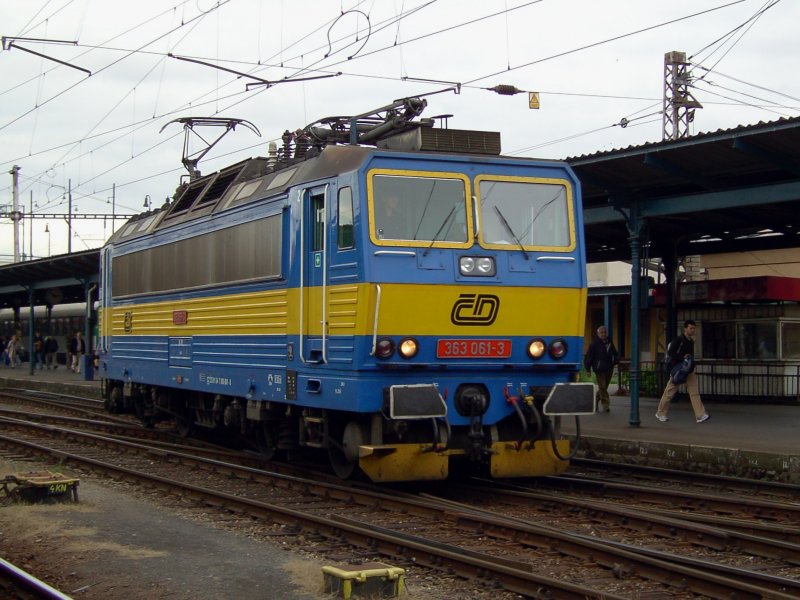 Die 363 061 am 03.10.2008 bei einer Rangierfahrt in Pilsen Hbf. 