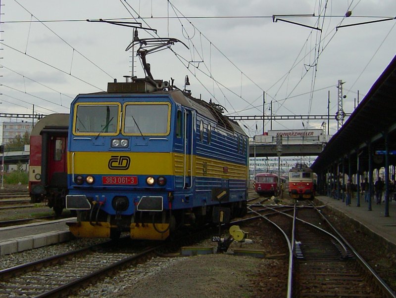 Die 363 061 am 03.10.2008 bei einer Rangierfahrt in Pilsen Hbf.