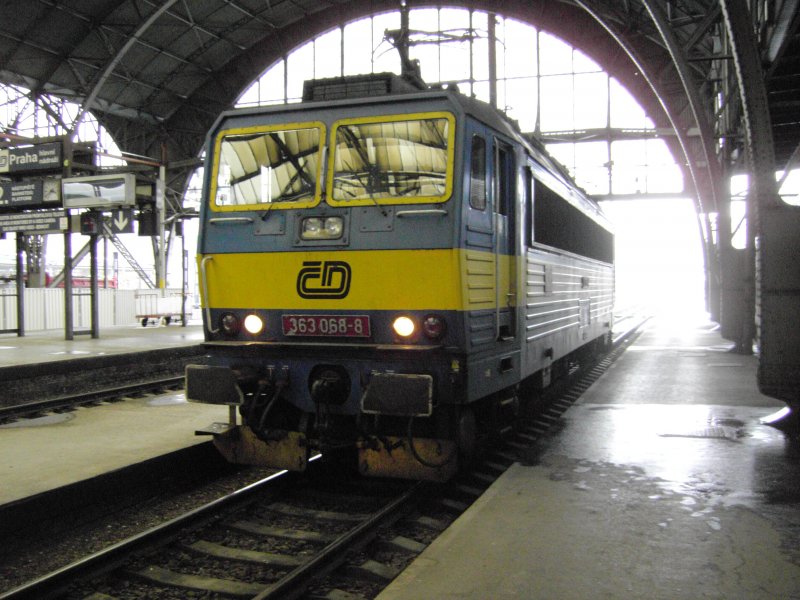 Die 363 068-8 wartet an einem verregneten Apriltag 2008 im Hauptbahnhof Prag.