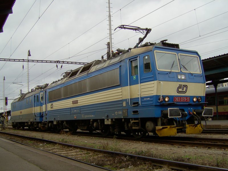 Die 363 097 und eine Weitere am 03.10.2008 in Pilsen Hbf. 