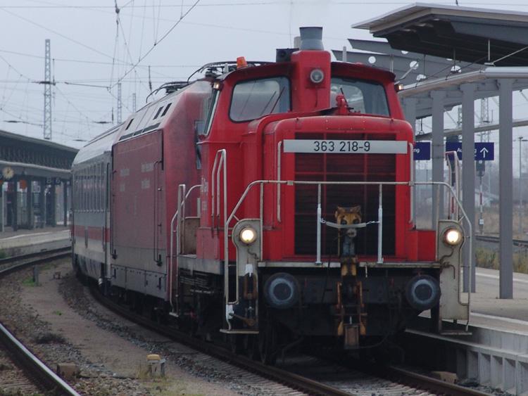 Die 363 218-9 schiebt den IC2238 von Leipzig Hbf.in die Abstellanlage im Rostocker Hbf.Aufgenommen am 10.12.05