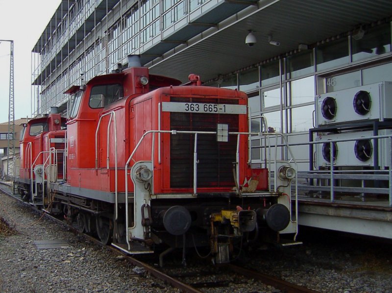 Die 363 665 und eine Weitere am 09.12.2007 abgestellt in Regensburg Hbf. 