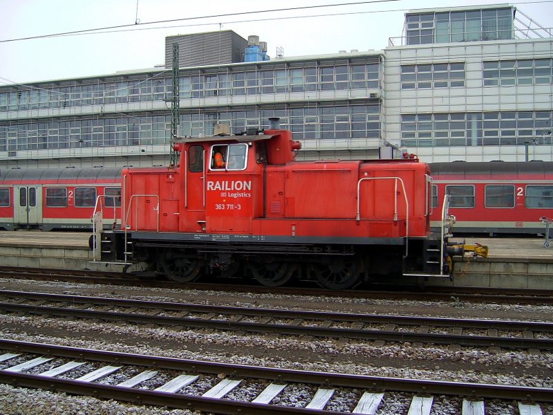 Die 363 711 am 21.12.2007 bei Rangierarbeiten in Regensburg Hbf. 