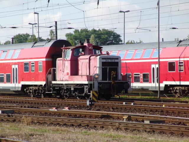 Die 364 751-8 stellt den RE33006 von Rostock Hbf. nach Hamburg Hbf.im Rostocker Hauptbahnhof bereit.(29.07.04)