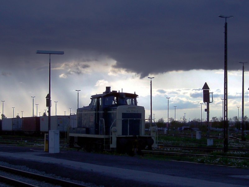 Die 364 776 am 01.05.2008 in Mhldorf. Das Bild entstand wenige Minuten bevor ber Mhldorf ein Wolkenbruch nieder ging. 