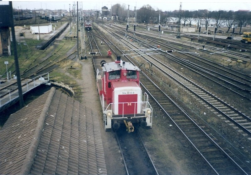 Die 364 849 hat im Januar 1999 einem Wagen mit einem beladenden Radsatz aus der Werkstatt vom Bw Stralsund abgeholt.