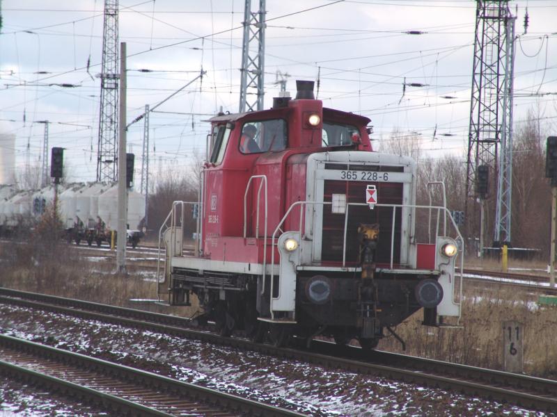 Die 365 228-6 beim Rangieren in der neuen Ausfahrgruppe WRS.(26.01.05)