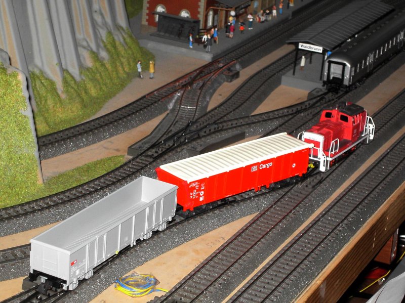 Die 365 709 bei Rangierarbeiten im Bahnhof