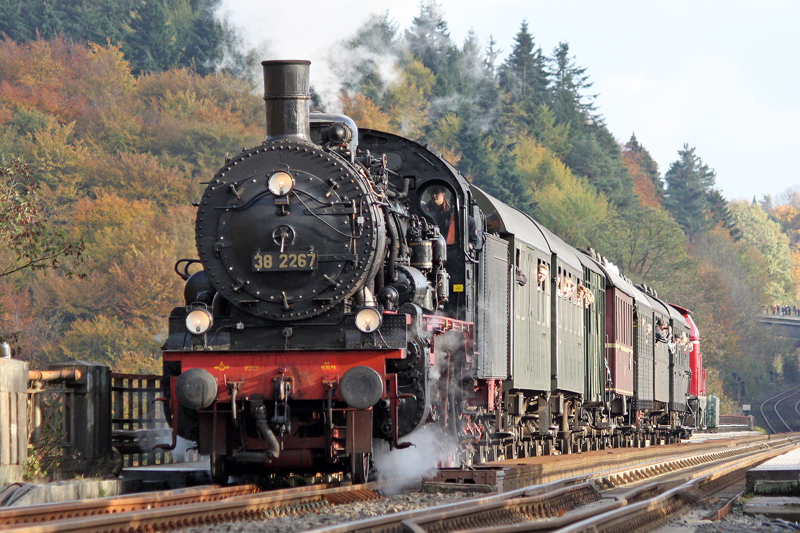 Die 38 2267 mit einen Sonderzug auf der M�ngstner Br�cke in Solingen Scharberg , am 25,10,09