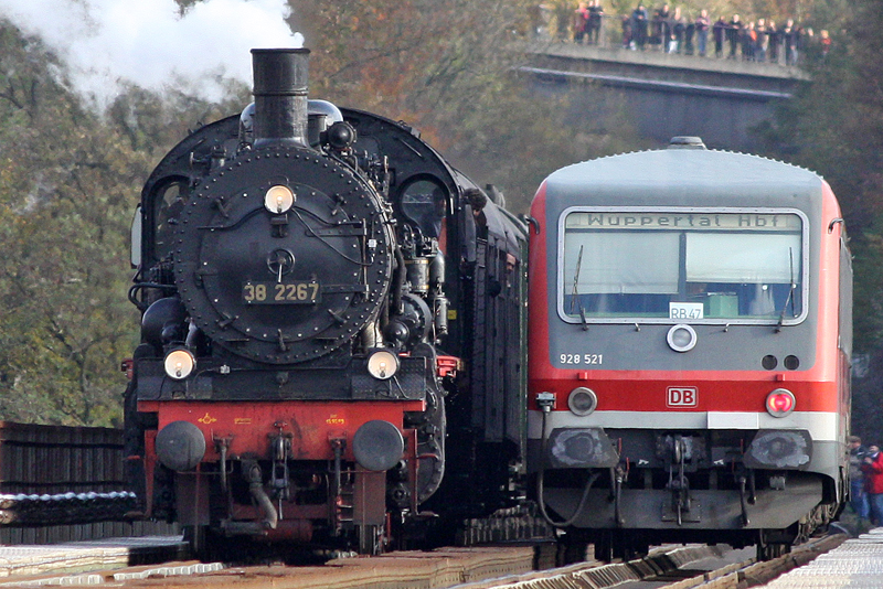 Die 38 2267 neben 928 521 auf der Mngstner Brcke in Solingen Scharberg , am 25,10,09