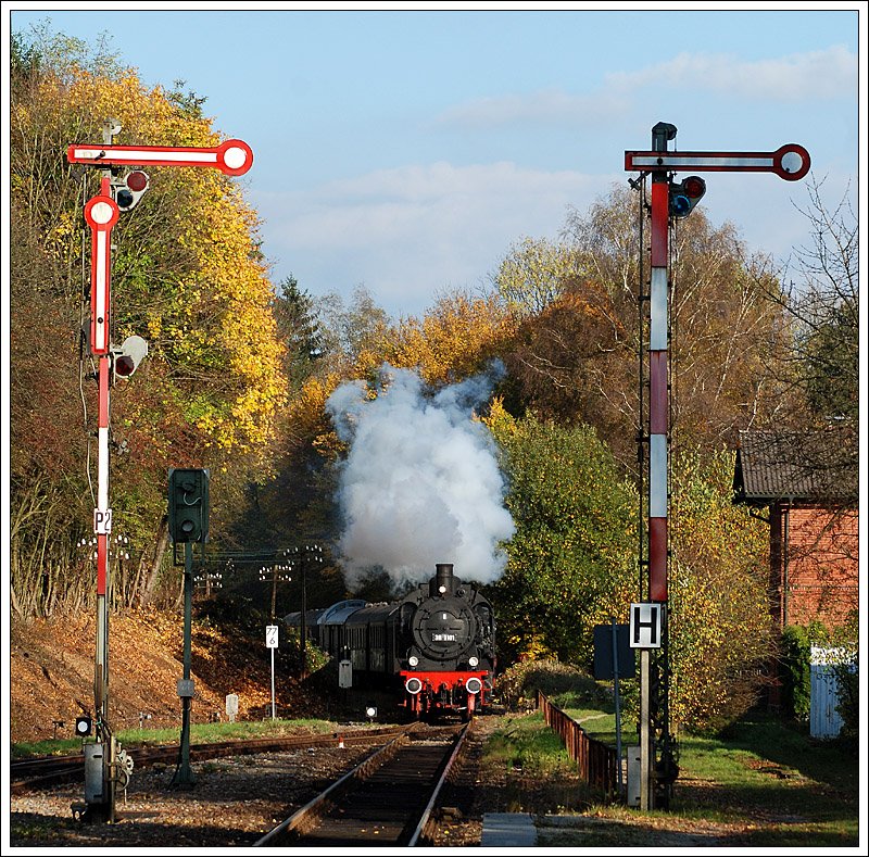 Die in 38 3101 umbezeichnete GEG Lok 638.1301 mit einem Fotopersonenzug von Sulzbach am Inn nach Mhldorf am 17.10.2008 bei der Einfahrt in Eggenfelden.
