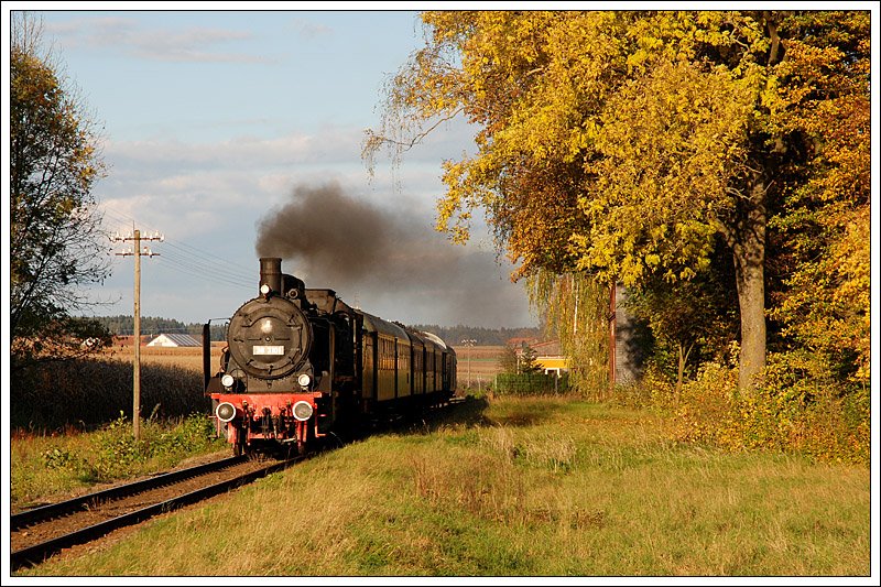Die in 38 3101 umbezeichnete GEG Lok 638.1301 mit einem Fotopersonenzug von Sulzbach am Inn nach Mhldorf am 17.10.2008 aufgenommen nach Eggenfelden. Hier entschied ich mich, wegen der Stimmung, wieder einmal fr die  falsche  Seite.