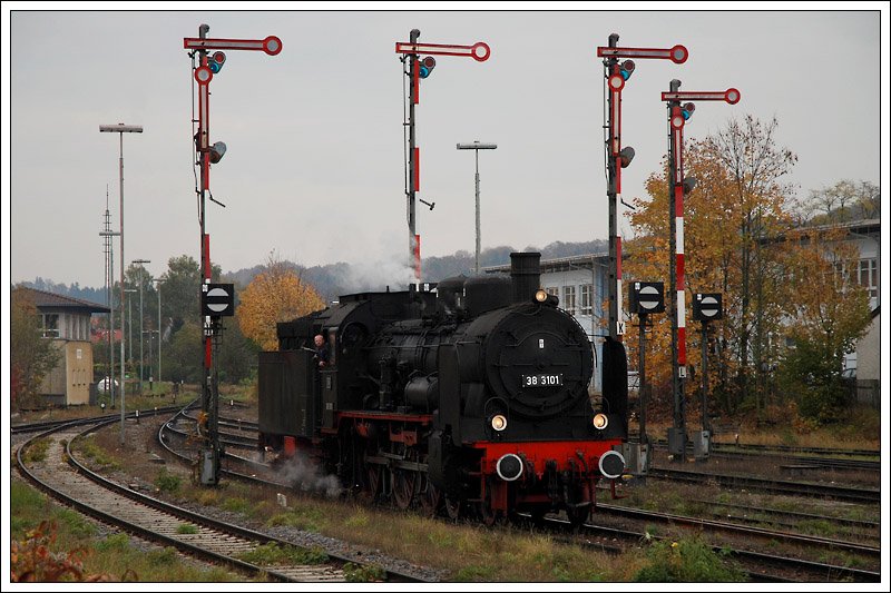 Die in 38 3101 umbezeichnete GEG Lok 638.1301 am 19.10.2008 beim Strzen in Trostberg.
