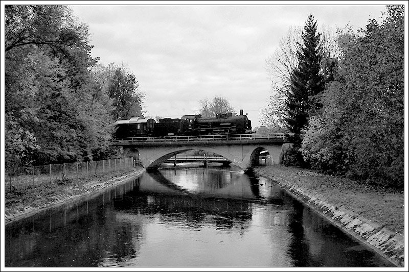 Die in 38 3101 umbezeichnete GEG Lok 638.1301 mit ihrem Fotopersonenzug von Mhldorf nach Trostberg am 19.10.2008 bei der Querung des Alzkanals kurz vor Trostberg aufgenommen.