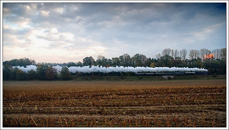 Die in 38 3101 umbezeichnete GEG Lok 638.1301 mit ihrem Fotopersonenzug von Mhldorf nach Trostberg kurz nach Garching aufgenommen.
