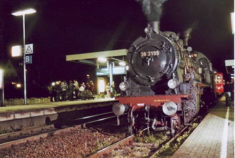 Die 38 3199 brachte unseren SDZ nach Neuenmarkt-Wirsberg, hier auf der R�ckfahrt beim Wasserhalt