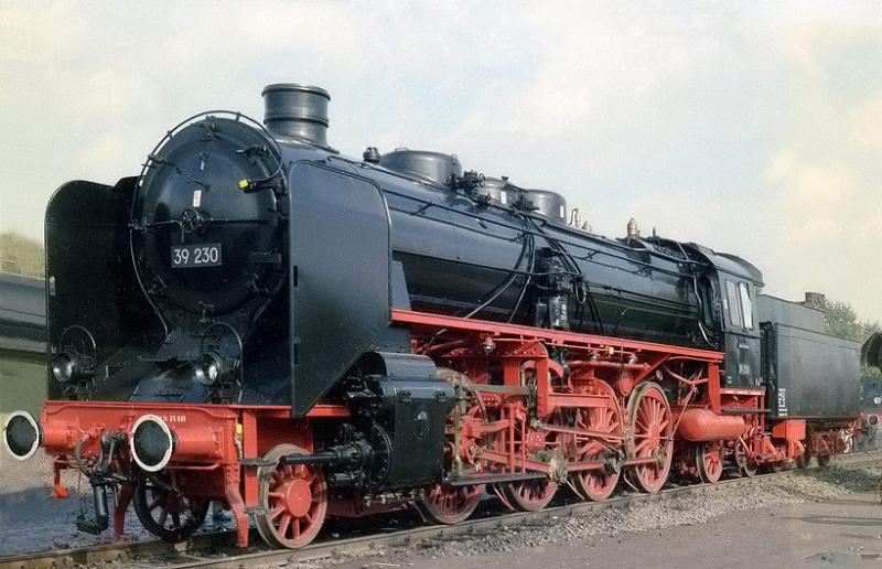 Die 39 230 (P10) w�hrend einer Ausstellung der DB 1985.
Zahlreiche Maschinen dieser BR waren bis 1944 in Hagen-Eck beheimatet und wurden, wenn noch betriebsf�hig, nach K�ln-Bbf
und Wuppertal-Langerfeld, gegen 01.0 (2-Zylinder)ausgetauscht.
Von dieser BR wurden 260 Stck. in den Jahren ab 1922 beschafft
Geschw. 120 km/h, 110t.