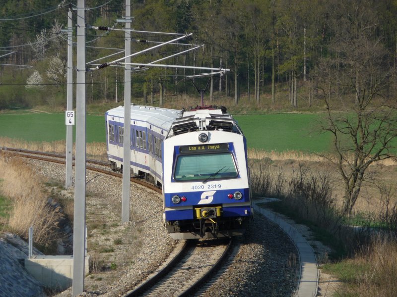 Die 4020 231-9 befindet sich gerade zwischen den Bahnhaltestellen H�rersdorf und Fr�ttingsdorf. (Nieder�sterreich, 12.04.09)