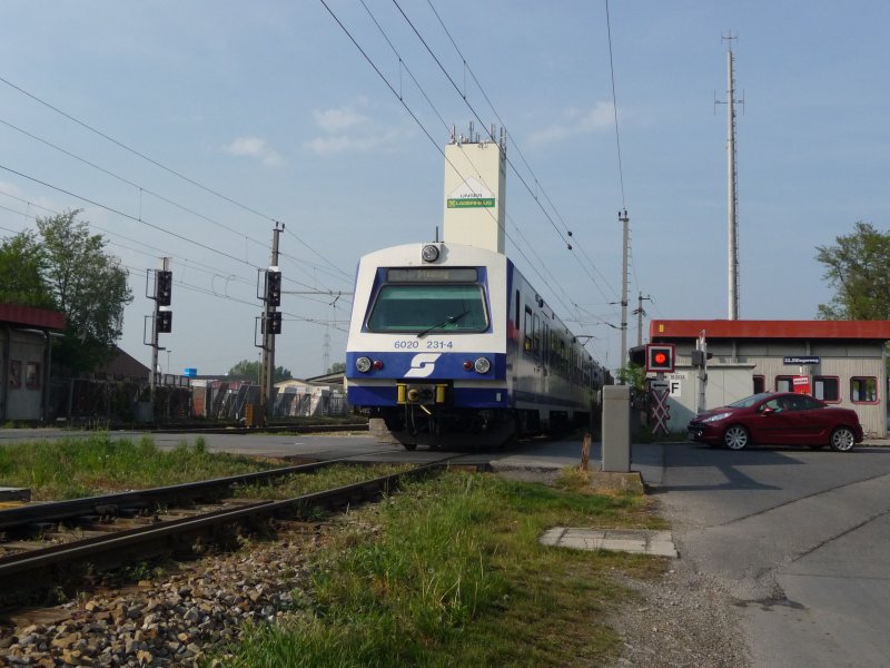 Die 4020 231-9 verl�sst die Bahnhaltestelle  Gerasdorf  p�nktlich um 17:00 Uhr in Richtung Wien. (01.05.09)