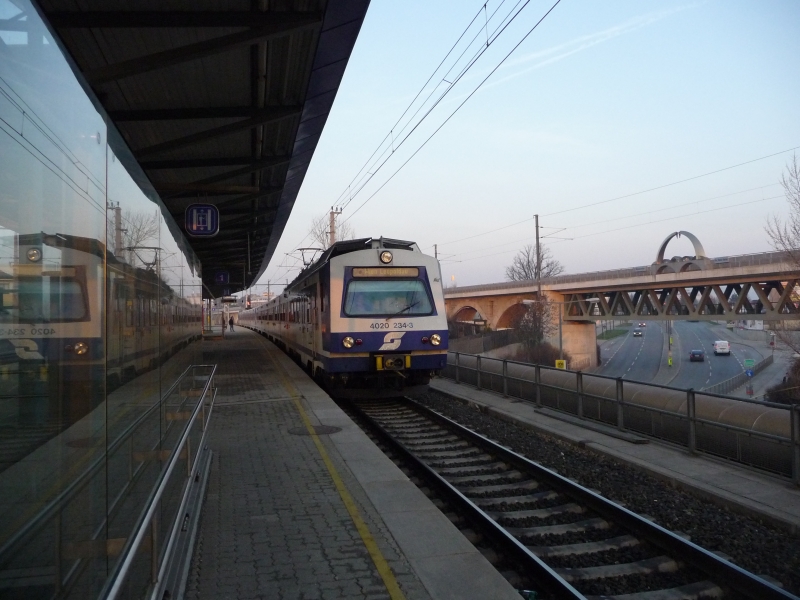 Die 4020 234-3 trifft um 5:54 Uhr in der Bahnhaltestelle Wien Siemensstrae ein. Links ist die 150 Tonnen schwere  Weinende Brcke  der Italienerschleife zu sehen. (04.04.09)