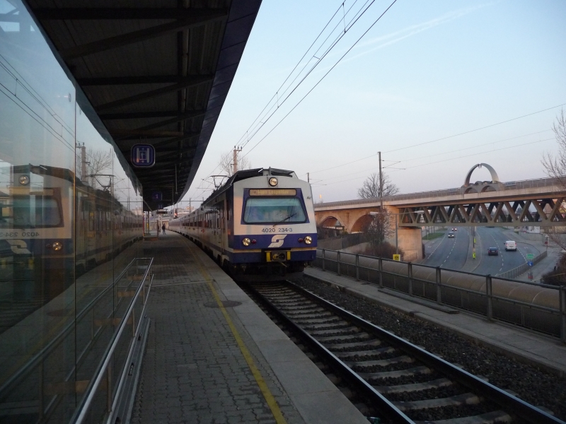 Die 4020 234-3 trifft um 5:54 Uhr in der Bahnhaltestelle Wien Siemensstra�e ein. Links ist die 150 Tonnen schwere  Weinende Br�cke  der Italienerschleife zu sehen. (04.04.09)