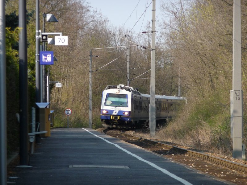 Die 4020 273-1 trifft als S 9 in der Bahnhaltestelle Niederkreuzstetten ein. (08.04.09) 