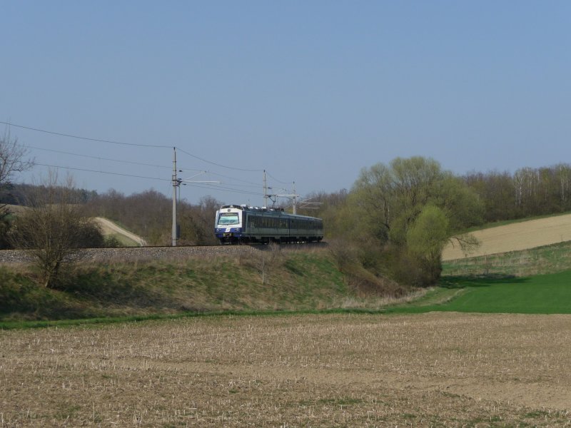 Die 4020 288-9 kurz nach der Bahnhaltestelle Niederkreuzstetten Richtung Mistelbach. (08.04.09)