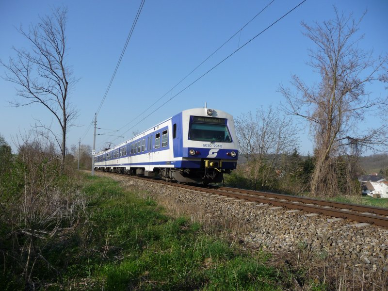 Die 4020 291-3 befindet sich kurz vor der Bahnhaltestelle Hrersdorf (von Frttingsdorf kommend). (Niedersterreich, 12.04.09)