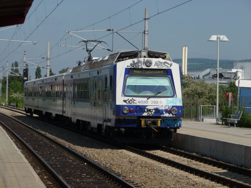 Die 4020 292-1 wurde stark mit Graffiti beschmiert, bevor sie am 17.05.09 in der Bahnhaltestelle Wien Brnner Strae eintraf.