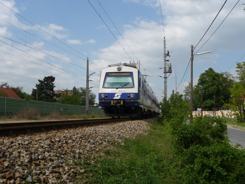 Die 4020 304-4 verlsst die Bahnhaltestelle  Gerasdorf  in Richtung Wien. (02.05.09)