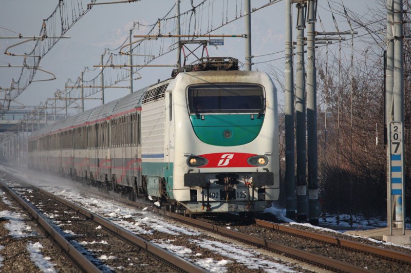 Die 402.125 zieht einen von Mailand kommenden Schnellzug nach Vendig durch Lerino. 04/01/09