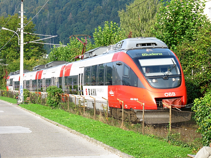 Die 4024 004  Bludenz  an der Pipeline in Bregenz-Lochau bei der Fahrt als R richtung Bludenz. Am 22.9.2009.

Lg
