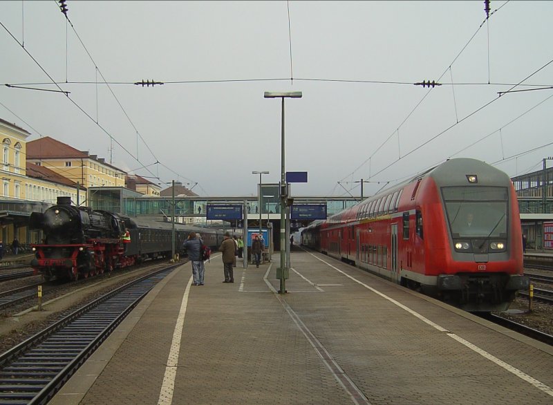 Die 41 018 am 09.12.2007 in Regensburg HBF mit dem Dampfsonderzug von Nrnberg nach Regensburg und ein Ausfahrender RE in Richtung Nrnberg.   