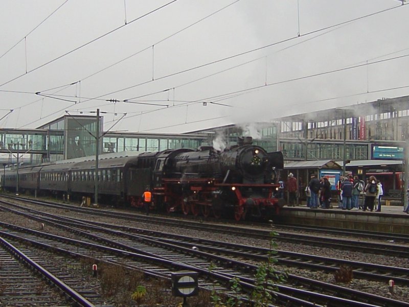 Die 41 018 am 09.12.2007 mit einem Dampfsonderzug in Regensburg Hbf.