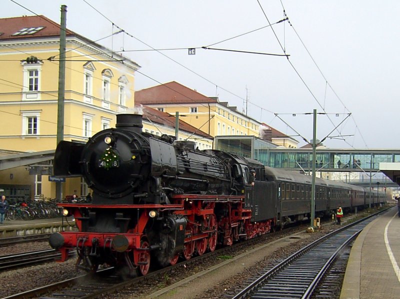 Die 41 018 am 09.12.2007 mit einem Sonderzug in Regensburg Hbf.