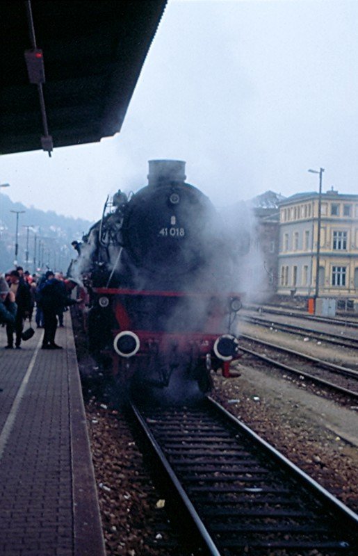Die 41 018 ist in Meiningen mit ihrem Sonderzug angekommen. Kurz danach setzte sie zurck und fuhr rber ins berhmte AW Meiningen.